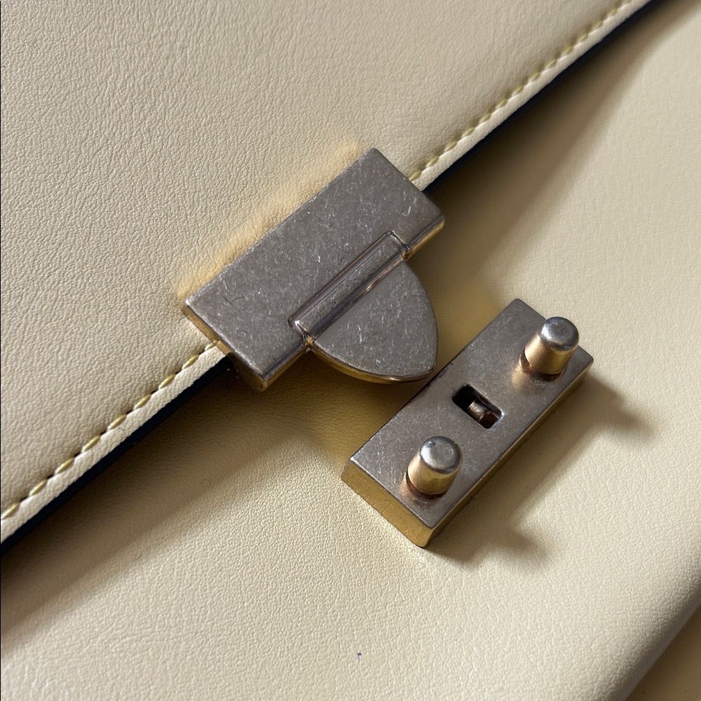 Elegant Yellow Crossbody Sachtel Bag - Picture 2 of 7